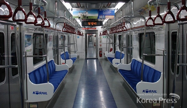 1호선 열차 내부 모습.