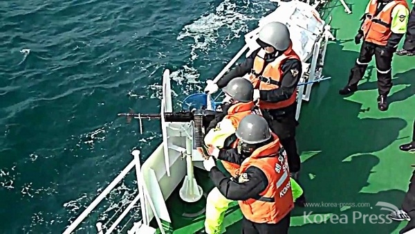 대한민국 해경이 사격훈련을 하고 있다.