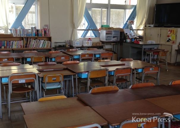 일본 정부가 저출산 고령화에 따른 학생 감소로 초·중학교 교사 약 5만명을 감축하는 방안을 검토 중인 것으로 알려졌다.