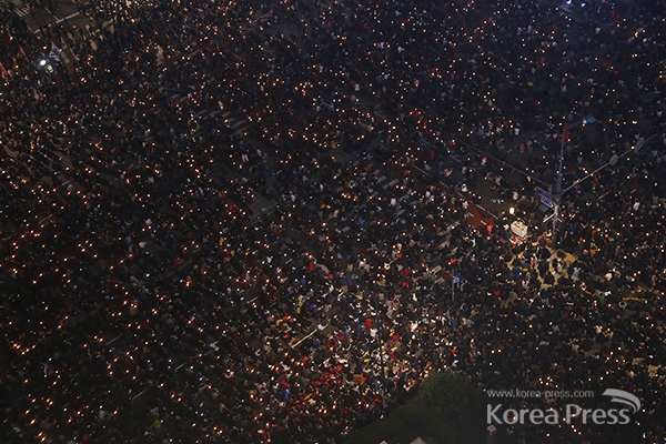 지난 5일 20만명이 넘는 시민들이 촛불을 들고 서울 광화문 광장에 모여 박근혜 하야와 퇴진을 강력히 촉구하고 있다.