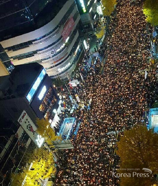 5차 민중총궐기가 오는 26일 서울에서 예정된 가운데 주최측인 민중행동은 이날 운집 민중이 300만에 이를 것으로 예상하고 있다. 사진은 지난 19일 각 지역별 민중총궐기에서 광주 금남로 전 전남도총 앞에 모인 촛불인파의 모습이다.