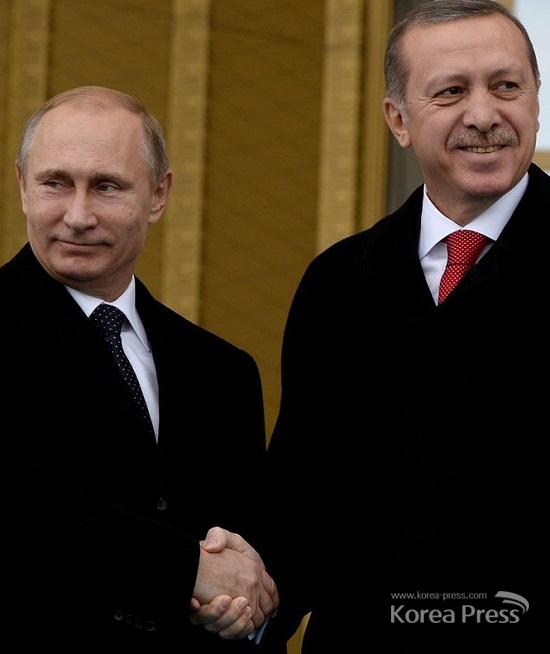 러시아 대사가 19일(현지시각) 터키 수도 앙카라에서 총격으로 사망한 가운데 푸틴 러시아 대통령이 격노했다. 에르도안 터키 대통령은 푸틴 대통령에게 이번 러시아 대사 사망 사건에 대해 설명했다고 알려졌다.