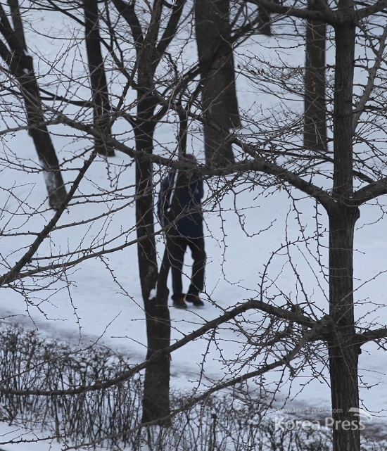 오늘의 전국 날씨 예보가 최강한파를 예고한 23일 전국에 동사 동상 동파의 피해가 예상된다. 21일 내린 많은 눈 위를 한 노년의 남자가 걷고 있다.
