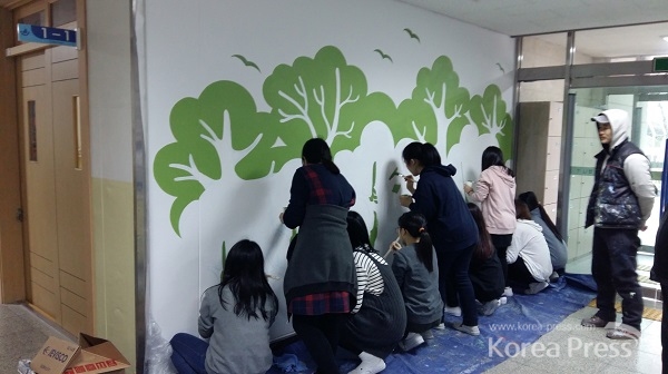 천안 미라초등학교 학생들이 벽화그리기를 통해 학생친화적 환경 조성에 동참하고 있다.