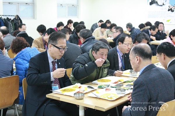 2월 28일, 성경 무료 세미나 참석자들이 저녁 식사를 하고 있다.