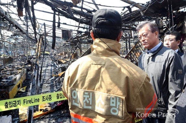 문재인 전 대표가 소래포구 화재 현장을 살펴보고 있다. 사진출처 : 문재인캠프