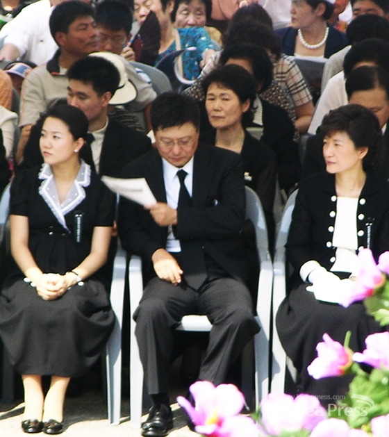 지난 2005년 박지만 서향희 부부가 박근혜씨와 함께 그해 8월15일에 있은 고 육영수 여사 31주기 추모제에 나란히 참석하고 있다.