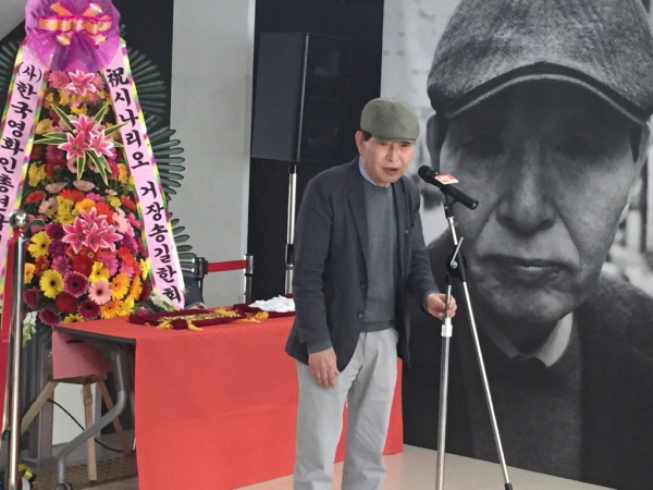 시나리오 작가 송길한이 '영화의 영혼을 쏘다' 전시회 오픈식에서 인사말을 하고 있다.