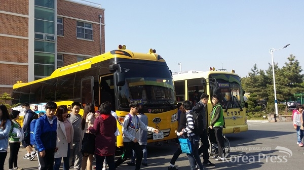 천안인애학교 학생들이 통학버스를 이용해 등교하고 있다.