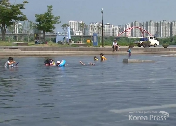 오늘의 전국 날씨 예보, 23일까지 전국 폭염이 이어지고 있는 가운데 지난 22일 여의도 물빛공원에서 아이들이 물놀이를 하며 더위를 식히고 있다.