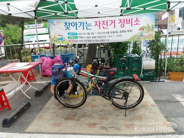 올 상반기 야탑3동 주민센터 앞에서 이동식 자전거 정비소 운영하고 있는 모습이다.