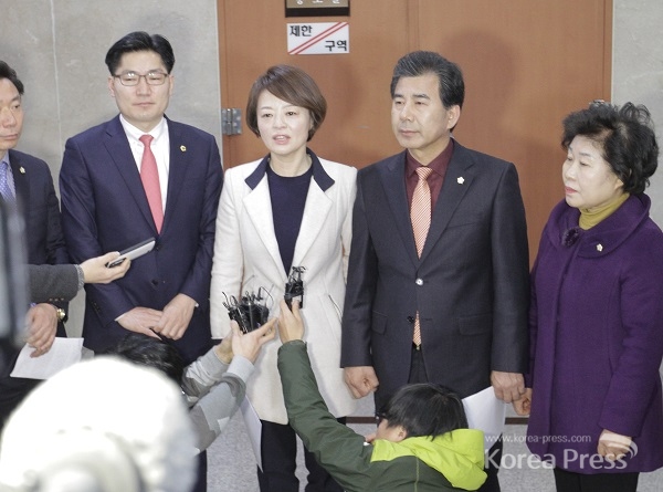 진선미 의원이 11일 대법원에서 무죄가 확정됐다. 진선미 의원은 과거 국정원 사건을 파해치다 국정원에 의해 고소를 당하는 어처구니 없는 수모도 당했다. 진선미 의원의 활약이 기대된다.