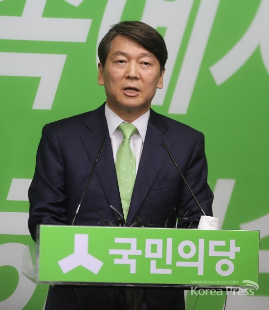 안철수 기자회견, 국민의당 안철수 전 대표가 12일 오후 서울 여의도 소재 국민의당 당사에서 기자회견을 열고 최근 논란이 되고 있는 이유미 이준서 조작 사건에 대한 입장을 밝히고 있다.