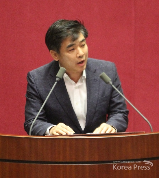 더불어민주당 김병욱 의원(성남시 분당을)이 지난 22일 국회 추가경정예산 본회의 의결에 앞서 찬성발언을 통해 추경의 국회 통과를 호소하고 있다.