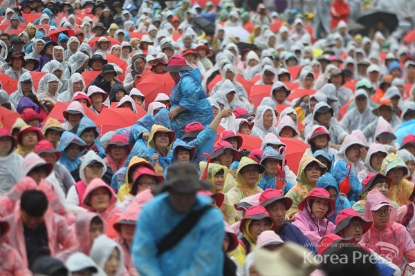 오늘의 전국 날씨 예보, 16일 서울 등 수도권 지역엔 많은 비가 내릴 것으로 전망된다. 지난 15일 서울광장에서 열린 8.15경축행사에 참가자들이 내리는 장대비 속에서 우비를 입고 행사에 참가하고 있다.