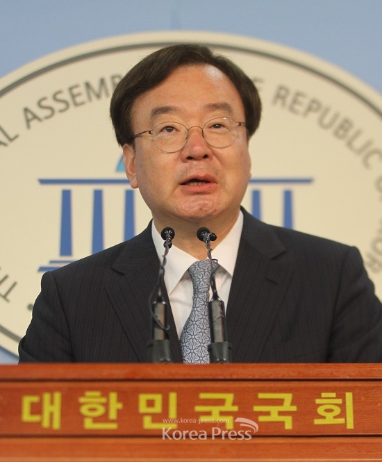김명수 대법원장 지명을 놓고 자유한국당 강효상 수석대변인이 21일 논평을 통해 문재인 대통령의 인사를 맹렬히 비판했다.