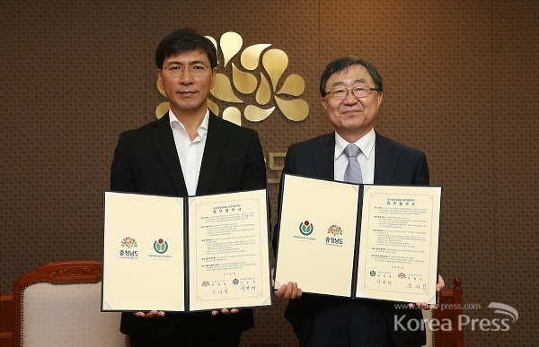 안희정 지사(왼쪽)와 한국위키미디어협회 이만재 이사장(오른쪽)