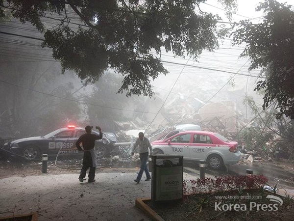멕시코 지진 발생이 있은 19일(현지시각) 차량과 무너진 건물 잔해가 뒤엉켜 아수라장을 이루고 있다.