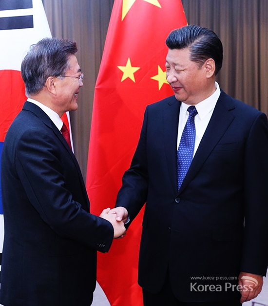 문재인 대통령과 시진핑 중국 국가주석이 11일 베트남에서 정상회의를 갖고 오는 12월 정상회담을 열기로 합의했다고 청와대가 밝혔다.