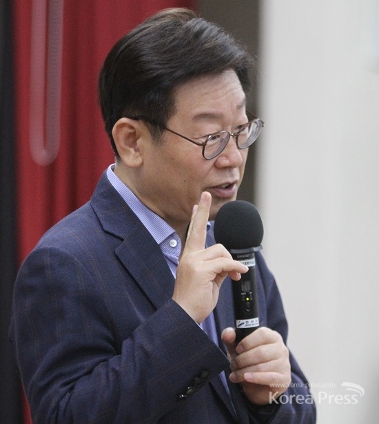 이재명 성남시장이 지난달 12일 김포 시민과 사회단체 초청으로 열린 강연회에서 "적폐 청산을 정치보복이라고 하는 자들은 공범이기 때문"이라고 규정했다.