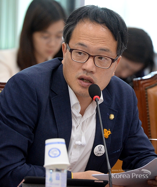박주민 의원이 24일 오전 언론매체와의 인터뷰를 통해 박근혜 정부 인사들을 완전히 청산해야 한다고 지적했다. 박주민 의원은 이날 특히 자유한국당의 김영춘 해수부 장관 사퇴 요구에 대해선 뻔뻔하다고 선을 그었다.