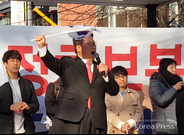 조원진 대한애국당 공동대표가 9일 오후 서울 종로구 대학로에서 집회를 열고 박근혜 석방과 문재인 퇴진을 강력히 외치고 있다.