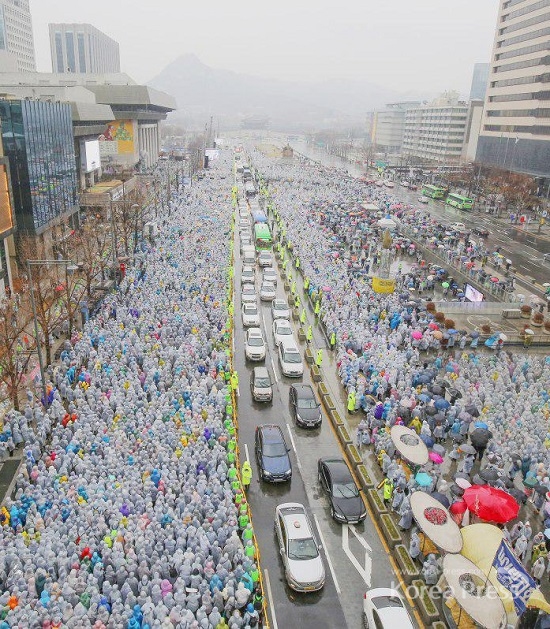 신천지 도심 대규모 집회가 24일 오후 서울 광화문광장에서 열렸다. 신천지는 이날 한기총과 CBS를 맹렬히 비난했고, CBS노컷뉴스는 이날 보도를 통해 신천지를 맹렬히 역공했다.