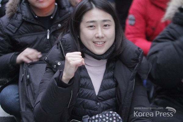 "이명박을 구속하라!" 뿔난 시민들 300여명이 30일 오후 서울 강남구 신사동 소재 이명박 전 대통령 자택 앞에서 대규모 집회를 열고 '이명박 구속'을 외치며 가두시위를 벌이고 있다.