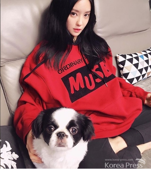 효민이 자신의 SNS 인스타그램에 강아지와 함께 있는 모습을 게시했다. 사진출처 : 효민 인스타그램