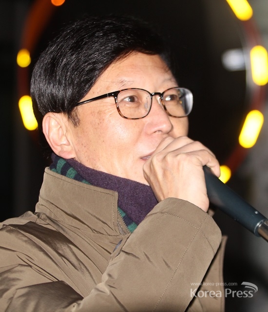 황창화 더불어민주당 노원병 지역위원장이 지난 6일 오후 서울 강남구 신사동 소재 이명박 전 대통령 집앞에서 열린 집회에 참석해서 지지발언을 하고 있다.