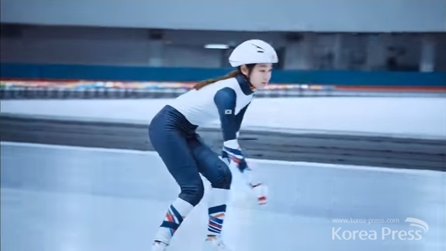 김연아가 스피드 스케이팅 의상을 입고 거침없이 빙상장을 누비고 있다. 사진출처 : SK텔레콤 광고 캡처
