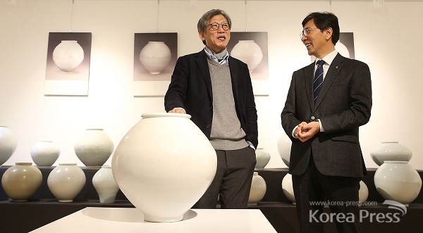 유홍준 교수(왼쪽), 안희정 지사(오른쪽)