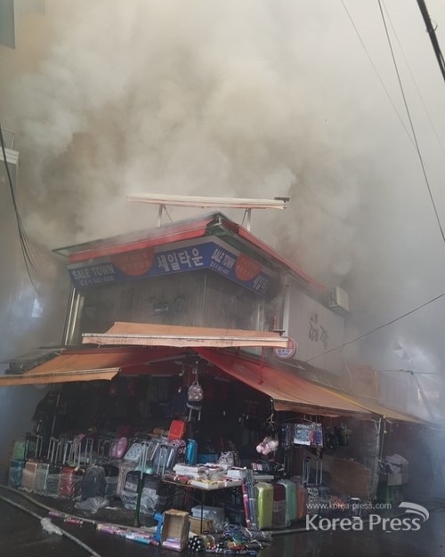 23일 오후 4시1분 정도에 경기도 의정부시 의정부동에 소재한 의정부 제일시장의 한 점포에서 불이 났다. 사진출처 : 독자 제공