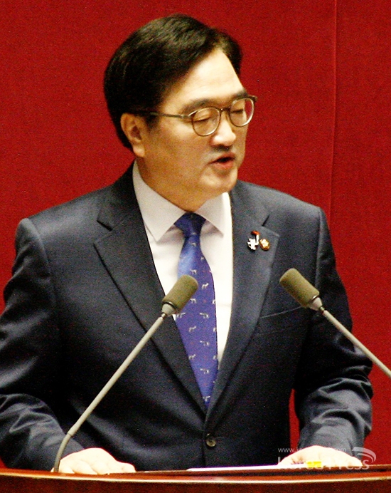우원식 더불어민주당 원내대표가 31일 오전 서울 여의도 국회 본회의장에서 교섭단체 대표연설을 하고 있다.