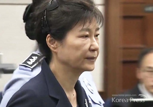 박근혜 피고인이 1일 추가 혐의로 기소돼 별도의 재판을 추가로 받게 됐다. 박근혜 피고는 정치권을 장악하기 위해 지난 4.13총선에서 친박계를 공천하기 위해 국정원 특활비를 빼내서 사용하는 범죄를 서슴없이 저질렀다.