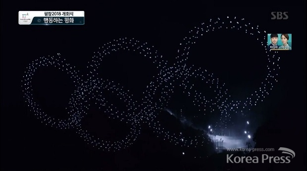 드론 오륜기는 평창의 밤하늘을 하얀 빛으로 밝게 비치며 많은 사람들의 시선을 사로잡았다. 사진출처 : SBS 방송 화면 캡처