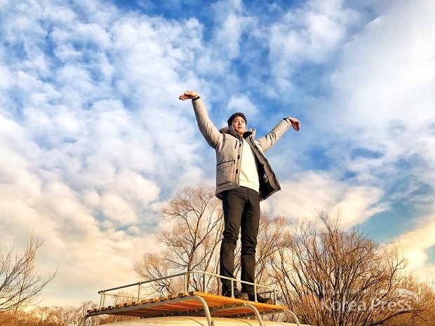 박보검은 자신의 트위터에 “2018년, 꿈을 품고 비상하는 한 해가 되시길. 새해 복 하늘만큼 받으세요”라고 메시지를 남겼다. 사진출처 : 박보검 트위터