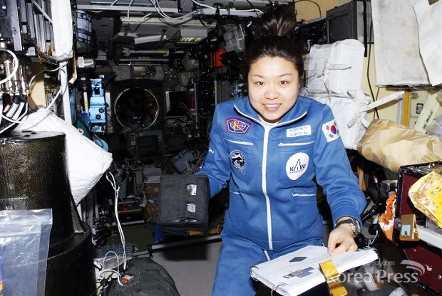 이소연은 한국과학기술원(KAIST) 기계공학과와 대학원을 졸업했다. 이소연은 2008년 3만 6천 대 1이라는 엄청난 경쟁률을 뚫고 한국인 최초 우주 비행에 탑승한 인물로 유명하다.