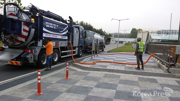 성남수질복원센터서 정화한 방류수를 하수관로 청소용 탱크로리 차량(17t)에 옮겨 담고 있다.