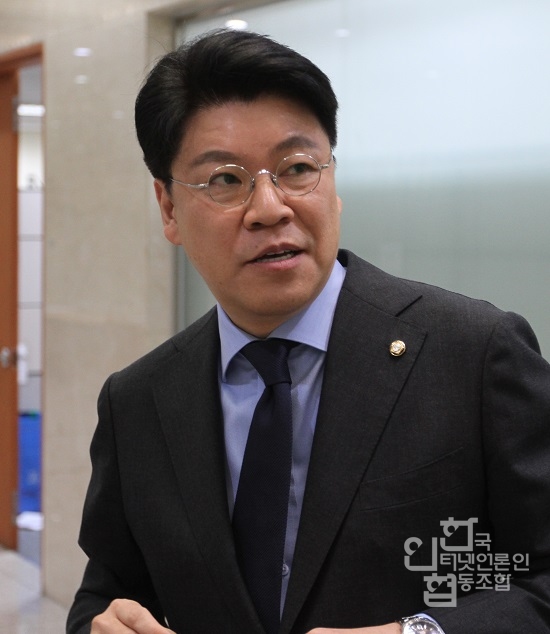 자유한국당 수석대변인 장제원 의원이 23일 자신의 SNS에 양승동 KBS 사장 내정자의 성폭행 무마·은폐·축소 의혹에 대한 긴급 브리핑을 전했다.