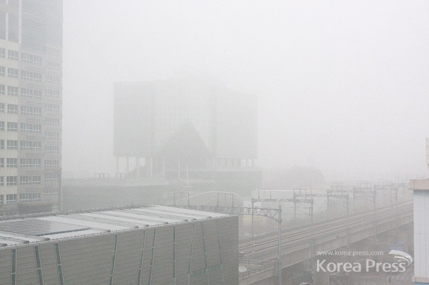 가다가 열차가 사라진다? 미세먼지 마스크 반드시 쓰자! 호구포역 근처에서 촬영한 사진이다.