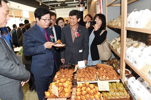 염태영 수원시장이 ‘영화마을 사랑방’ 내 ‘또옹 카페’에서 판매하는 빵을 맛보고 있다.