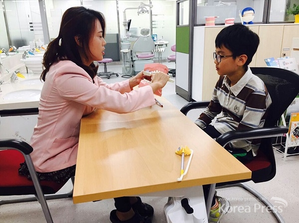초교 4학년생이 치과주치의 구강 교육을 받고 있다.