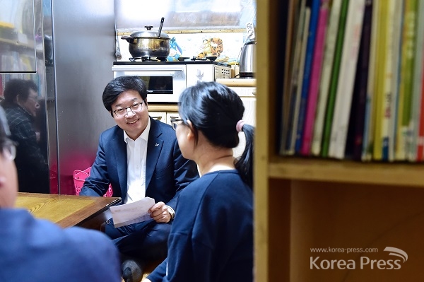 염태영 수원시장이 7자녀 어머니 김모씨와 이야기를 나누고 있다.