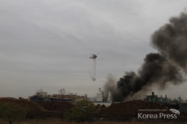 인천 화재 속으로... 소방 헬기가 화재 진압 작업을 하고 있다.