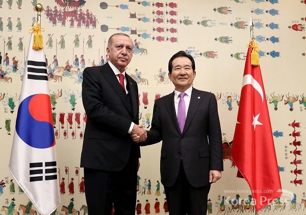 정세균 국회의장이 5월 2일(수) 오후 국빈 방한 중인 레젭 에르도안(Recep Tayyip Erdogan) 터키 대통령과 만나 양국 간 교류확대와 협력 강화를 위한 방안을 논의했다.
