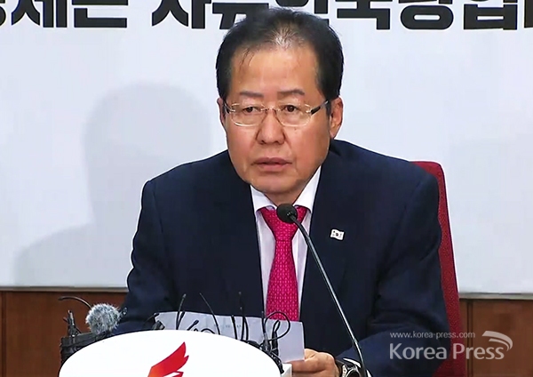 홍준표 전 자유한국당 대표가 지난 14일 오후 서울 여의도 소재 당사에서 열린 최고위원회의를 주재하고 대표직 사퇴를 발표하고 있다.
