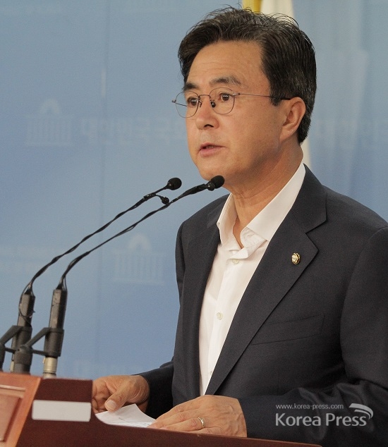 자유한국당 김태흠 최고위원(충남 보령 서천)이 14일 오전 국회 정론관에서 기자회견을 열고 최고위원 사퇴를 선언하고 있다.