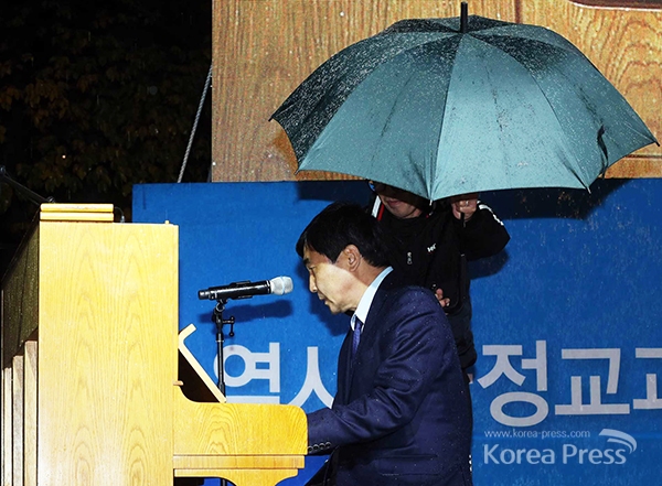 이종걸 새정치민주연합 원내대표가 지난 2015년 11월 6일 서울 종로구 소재 보신각종 앞에서 열린 '역사교과서 국정화저지 문화제'에 참석해서 비를 맞으며 '그날이 오면'과 '상록수'를 직접 연주하며 합창하고 있다.