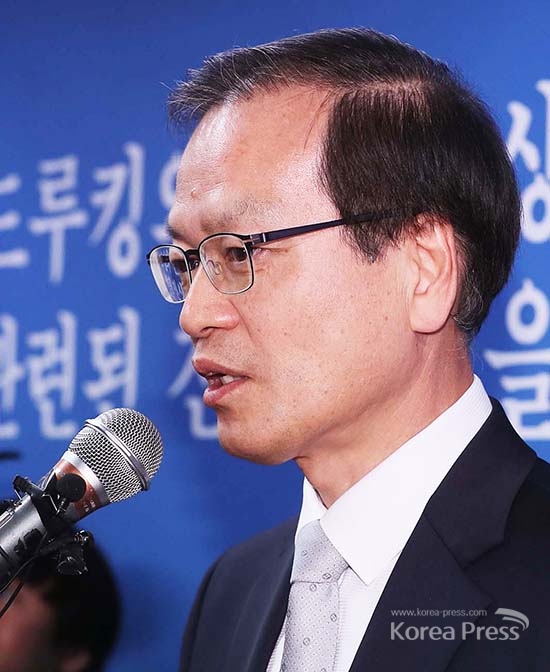 허익범 드루킹 댓글조작 사건 진상조사를 위한 특별검사가 지난 27일 오후 서울 서초구 서초동 소재 특검 사무실에서 브리핑을 통해 특검 수사에 대해 발표하고 있다.